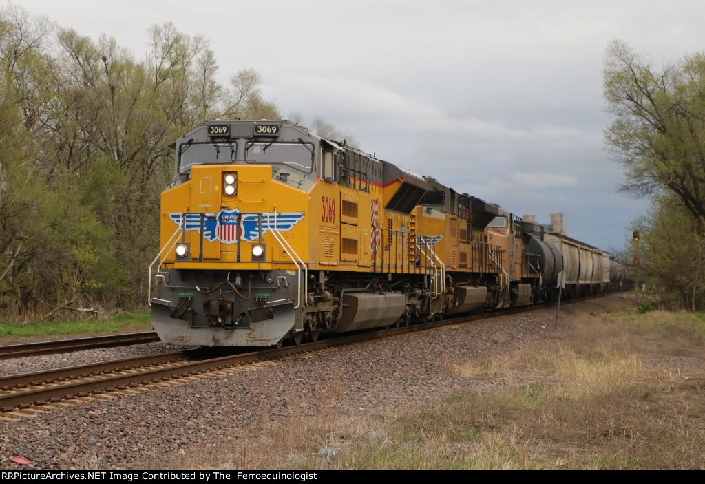 UP mixed freight 3069 West